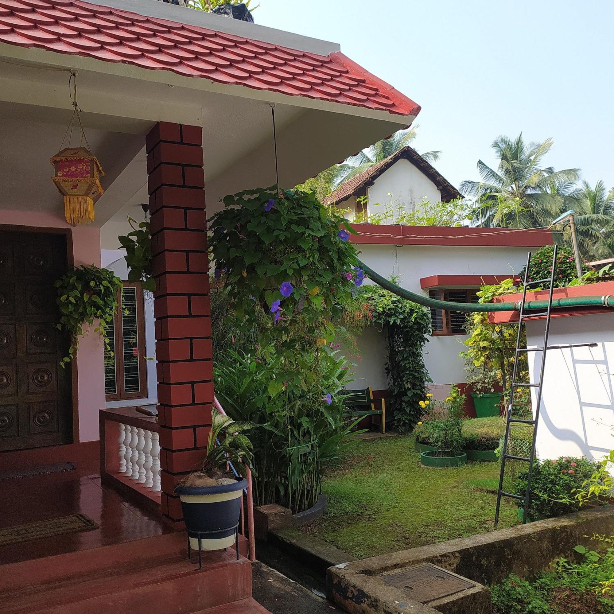 Runnin Airport - Homestay Gurpur Exterior photo